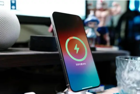 新州镇苹果15换屏服务分享用什么充电器给iPhone15充电更好 